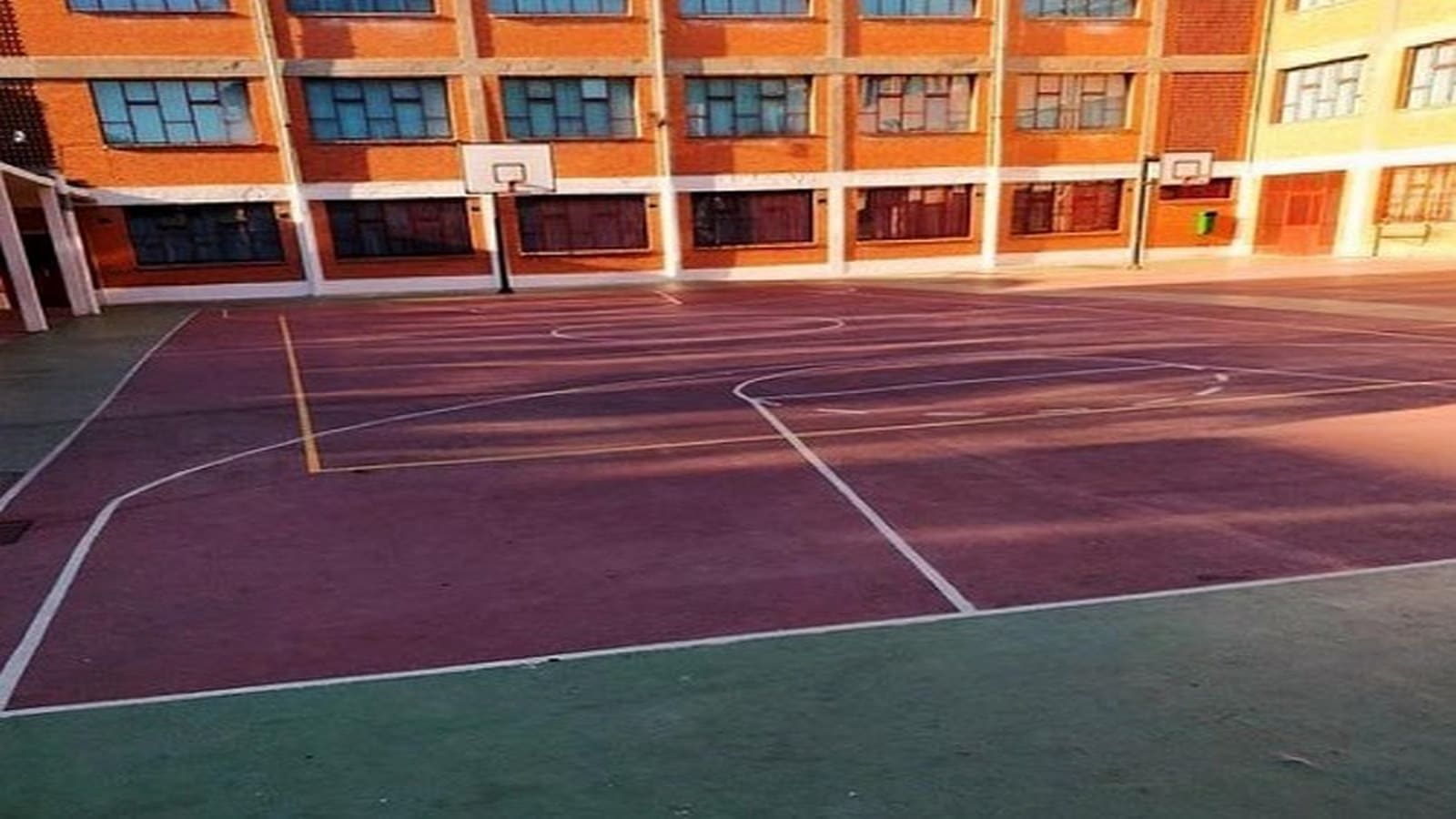 patio colegio grietas en pistas deportivas