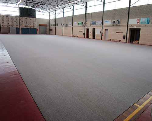 Moqueta para proteger polideportivos y canchas de baloncesto para hacer eventos
